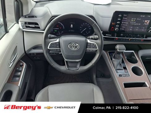 Used 2023 Toyota Sienna XLE AWD/4WD image 14