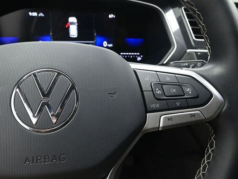 Used 2024 Volkswagen Tiguan SE image 15