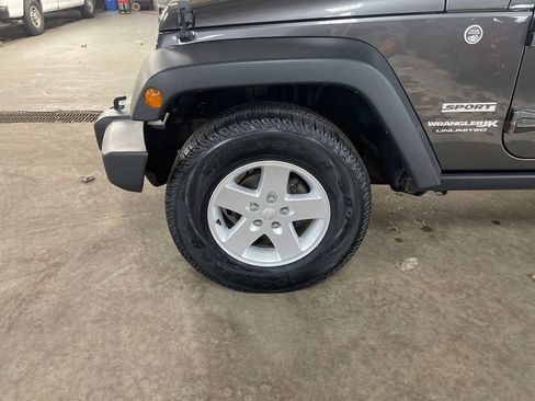 Used 2018 Jeep Wrangler Unlimited Sport S AWD/4WD image 11