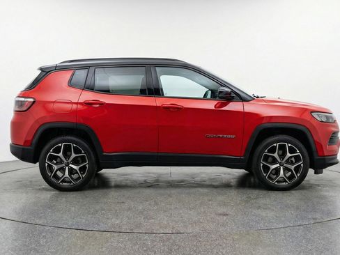 Used 2025 Jeep Compass Limited image 11