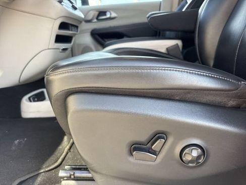 Used 2023 Chrysler Pacifica Touring-L FWD image 13