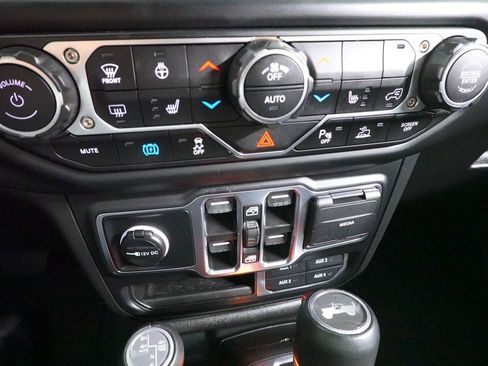 Used 2023 Jeep Wrangler Unlimited Sahara AWD/4WD image 17