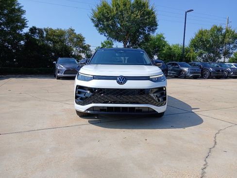 New 2026 Volkswagen Tiguan SE R-Line FWD image 2