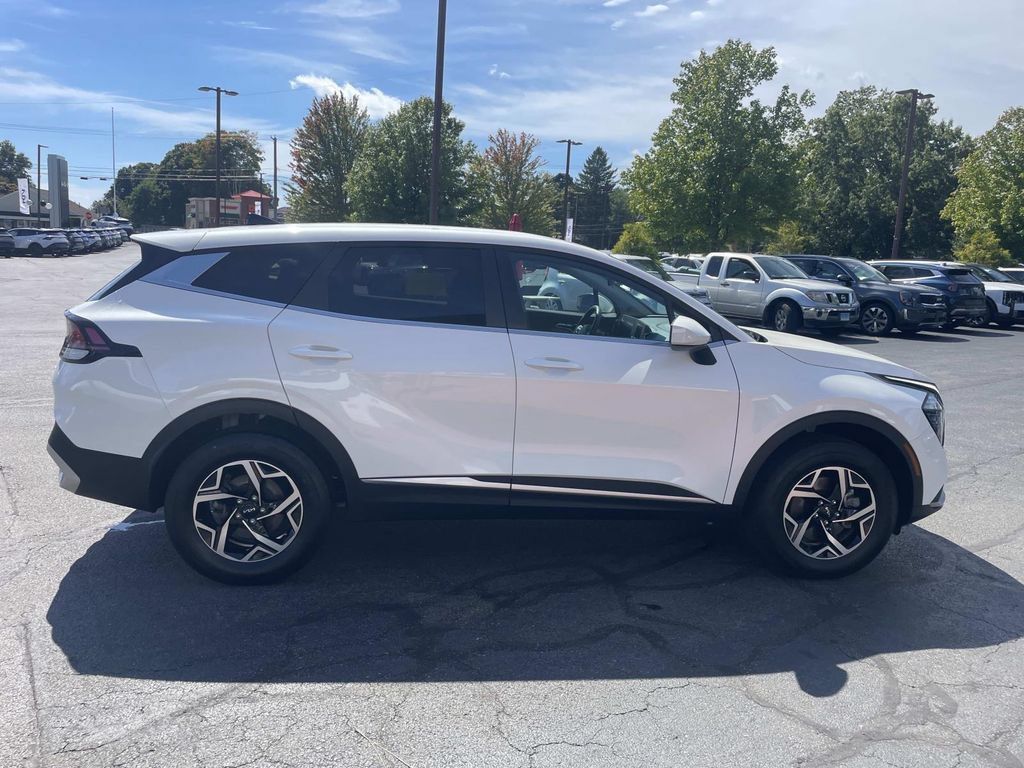 Used 2025 Kia Sportage LX AWD/4WD image 9