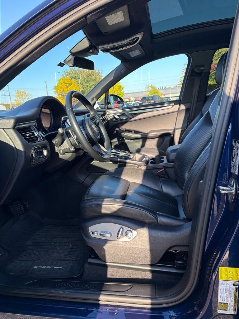 Used 2022 Porsche Macan AWD/4WD image 3