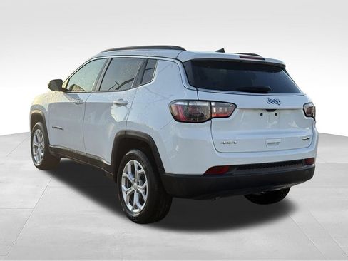 Used 2024 Jeep Compass Latitude AWD/4WD image 3
