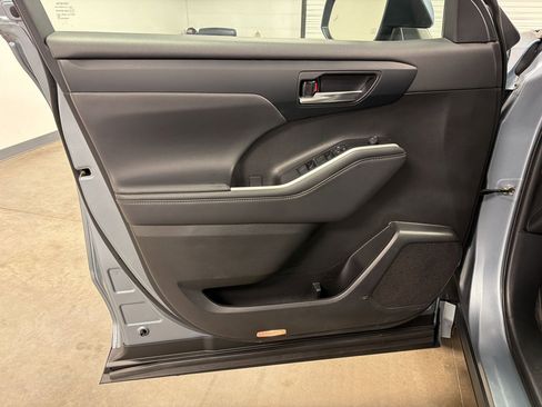 Used 2022 Toyota Highlander XLE FWD image 17