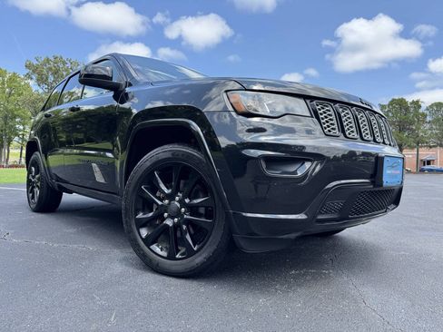Used 2017 Jeep Grand Cherokee Altitude RWD image 2