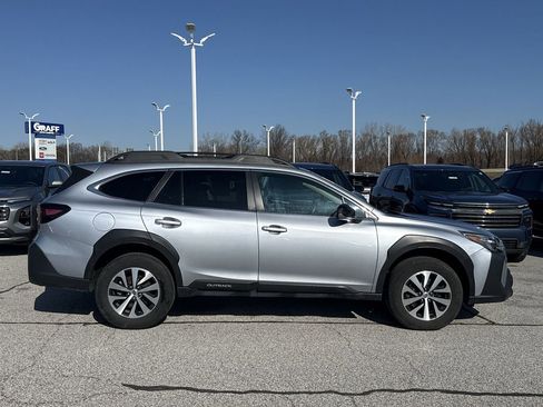 Used 2025 Subaru Outback Premium image 9
