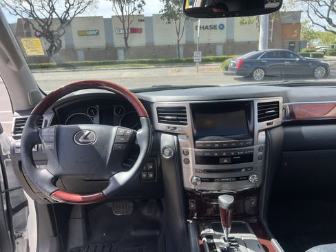 Used 2013 Lexus LX 570 4WD w/ Luxury Pkg image 17