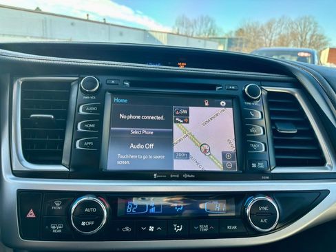 Used 2019 Toyota Highlander XLE image 21