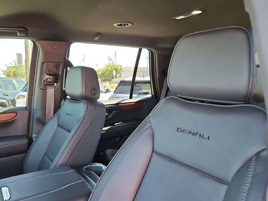 Used 2026 GMC Yukon Denali w/ LPO, Floor Liner Package AWD/4WD image 15
