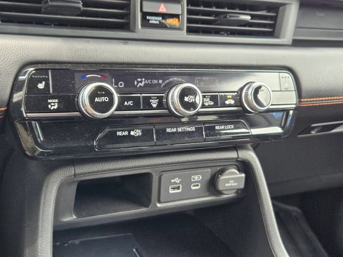 Used 2024 Honda Pilot TrailSport image 17
