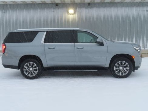 Used 2024 Chevrolet Suburban LT w/ Luxury Package image 2