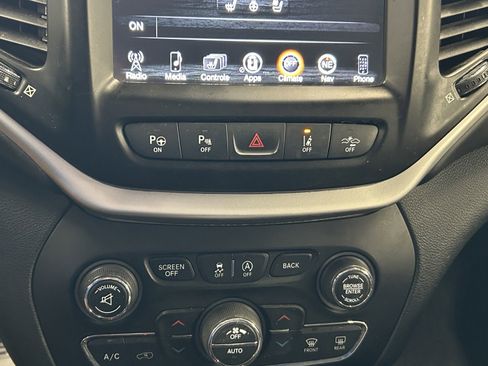 Used 2018 Jeep Cherokee Overland w/ Technology Group image 32
