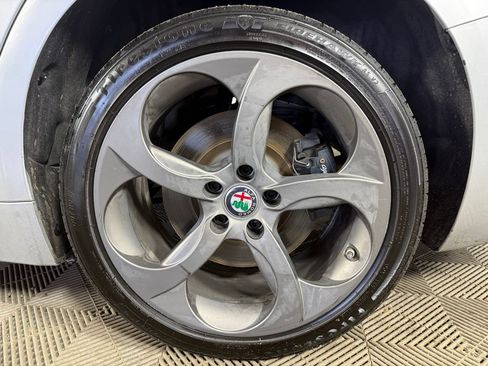 Used 2018 Alfa Romeo Giulia AWD image 19