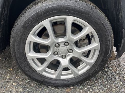 Used 2023 Jeep Compass Latitude image 18