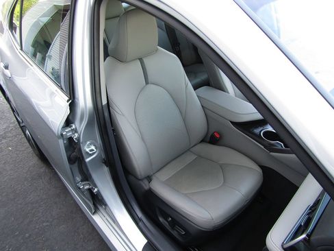 Used 2023 Toyota Camry XLE FWD image 31