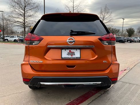 Used 2019 Nissan Rogue SL w/ Premium Package image 7