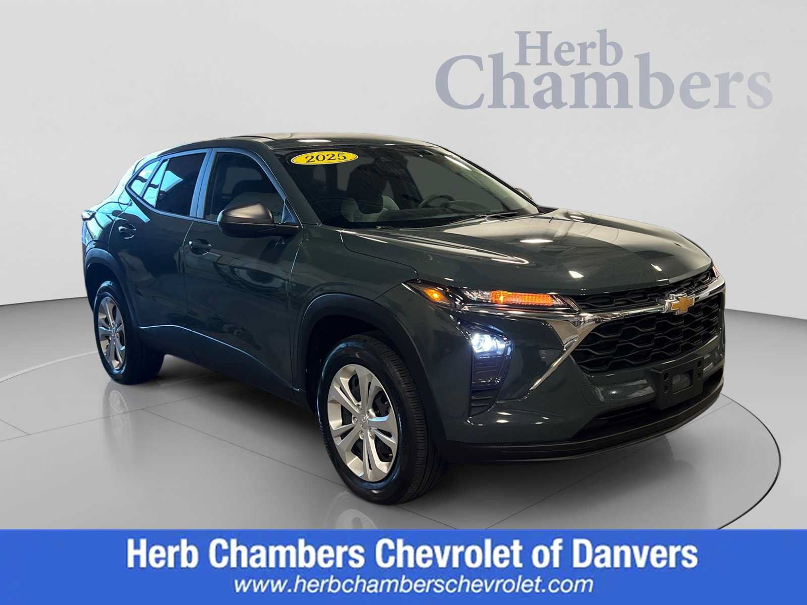 Used 2025 Chevrolet Trax LS FWD image 1