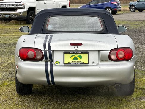 Used 2004 MAZDA MX-5 Miata w/ Leather Azure Blue Pkg image 5