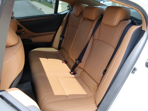 Used 2022 Lexus ES 350 Ultra Luxury w/ Accessory Package 2 FWD image 36