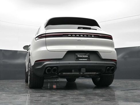 Certified 2025 Porsche Cayenne AWD/4WD image 38