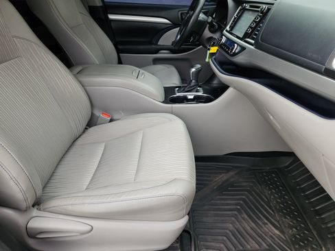 Used 2017 Toyota Highlander Plus FWD image 16