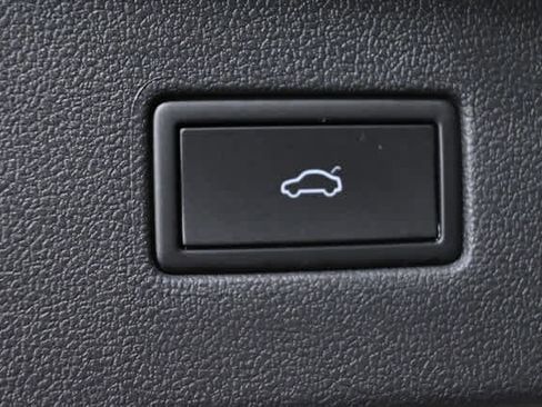 Used 2024 Volkswagen Tiguan SE R-Line FWD image 9