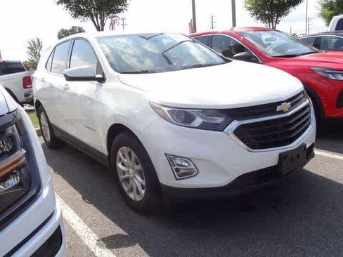 Used 2020 Chevrolet Equinox LT w/ Driver Convenience Package FWD image 4