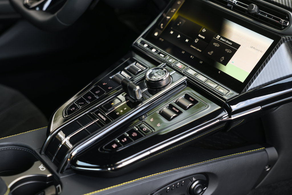 Used 2025 Aston Martin V8 Vantage Coupe RWD image 25