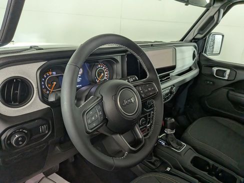 Certified 2025 Jeep Gladiator Willys image 19