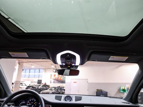 Certified 2025 Porsche Macan image 19