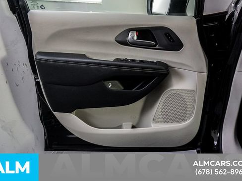 Used 2023 Chrysler Pacifica Touring-L FWD image 48