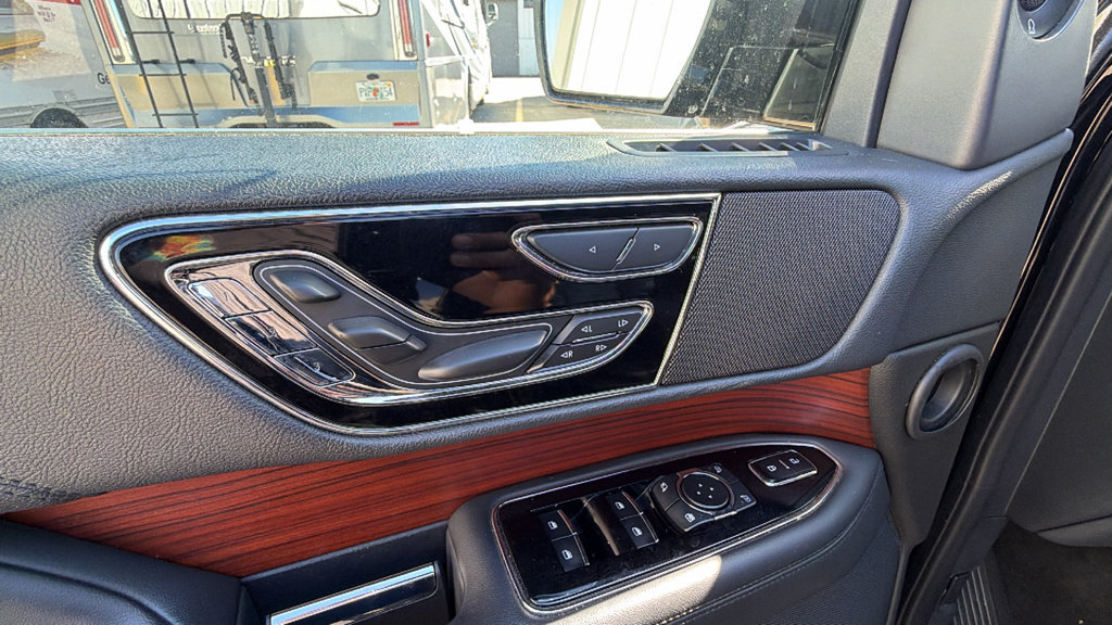 Used 2023 Lincoln Navigator Reserve RWD image 14