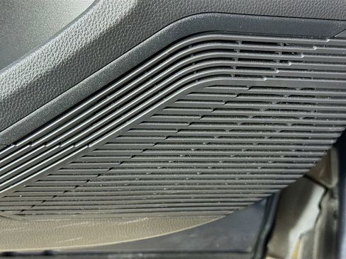 Used 2022 Toyota Venza LE image 21