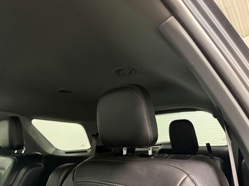 Used 2023 Ford Explorer XLT AWD/4WD image 9