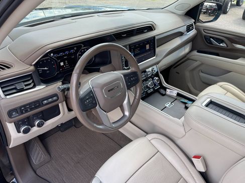 Used 2021 GMC Yukon XL Denali w/ Denali Premium Package AWD/4WD image 10