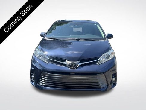 Used 2020 Toyota Sienna XLE FWD image 2