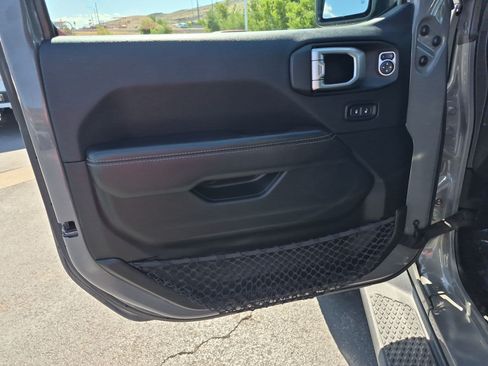 Used 2020 Jeep Gladiator Overland AWD/4WD image 12