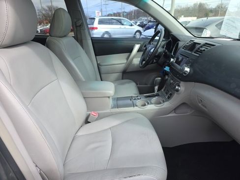 Used 2011 Toyota Highlander SE w/ Tow Pkg image 9
