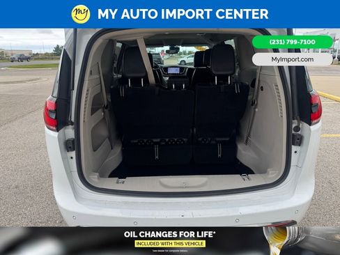Used 2023 Chrysler Pacifica Touring-L FWD image 19