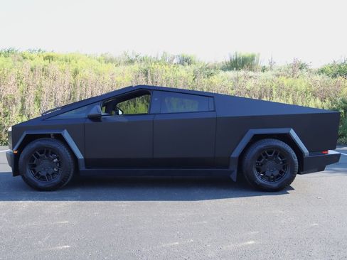 Used 2024 Tesla Cybertruck AWD Crew Cab image 43