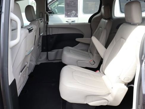 Used 2018 Chrysler Pacifica Touring-L Plus FWD image 40