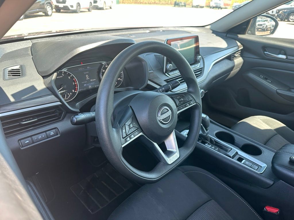 Used 2025 Nissan Altima 2.5 SV AWD/4WD image 2