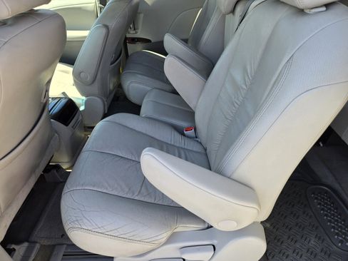 Used 2012 Toyota Sienna XLE image 9