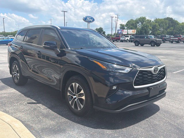 Used 2024 Toyota Highlander XLE AWD/4WD image 3