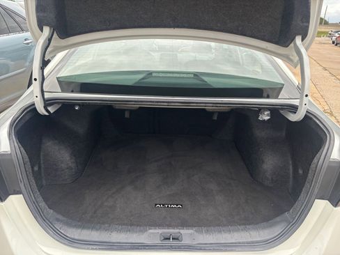 Used 2025 Nissan Altima 2.5 SV FWD image 30