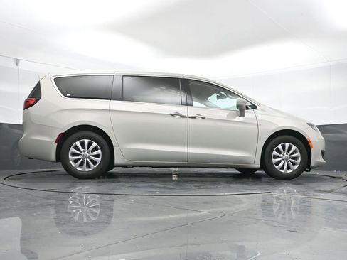 Used 2019 Chrysler Pacifica Touring Plus w/ Cold Weather Group image 44