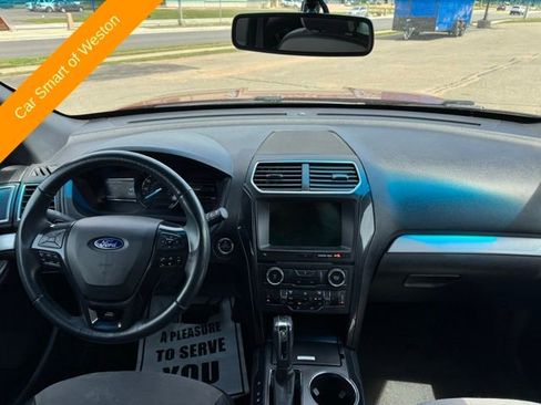Used 2017 Ford Explorer XLT w/ Equipment Group 202A AWD/4WD image 18